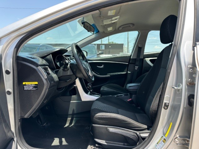 Hyundai Elantra GT Vehicle Full-screen Gallery Image 10