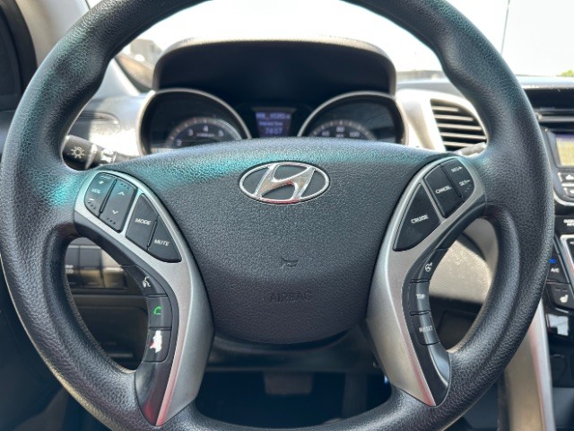 Hyundai Elantra GT Vehicle Full-screen Gallery Image 12