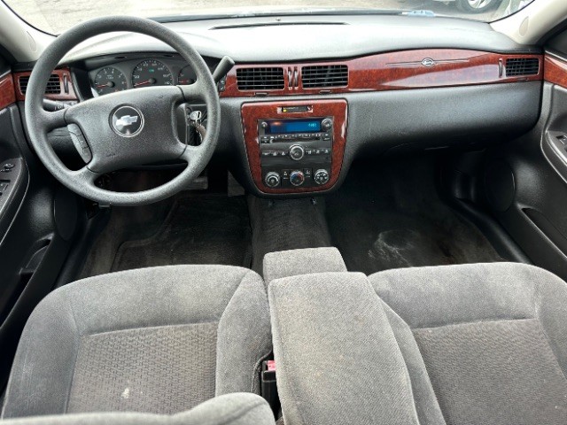 Chevrolet Impala Vehicle Full-screen Gallery Image 05