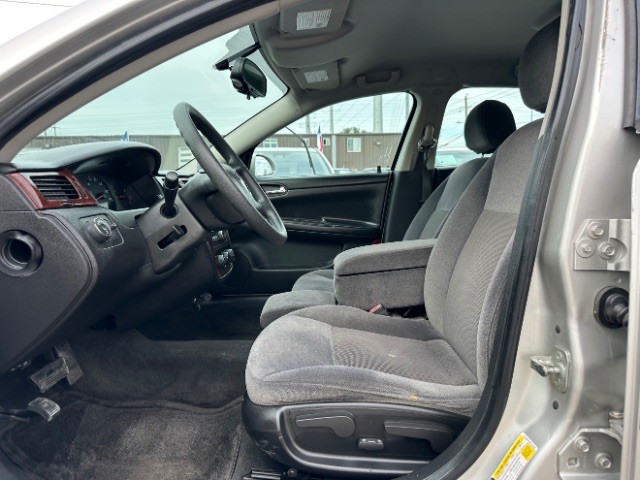 Chevrolet Impala Vehicle Full-screen Gallery Image 09