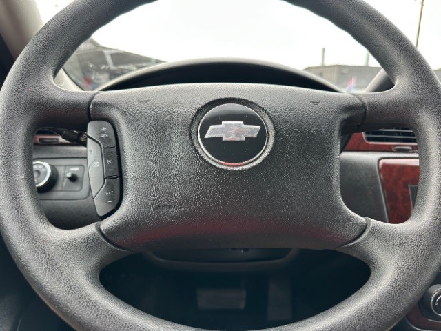 Chevrolet Impala Vehicle Full-screen Gallery Image 11