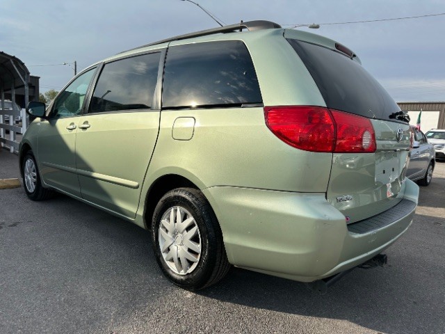 Toyota Sienna Vehicle Full-screen Gallery Image 05