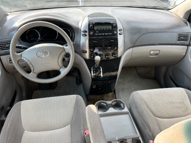Toyota Sienna Vehicle Full-screen Gallery Image 06