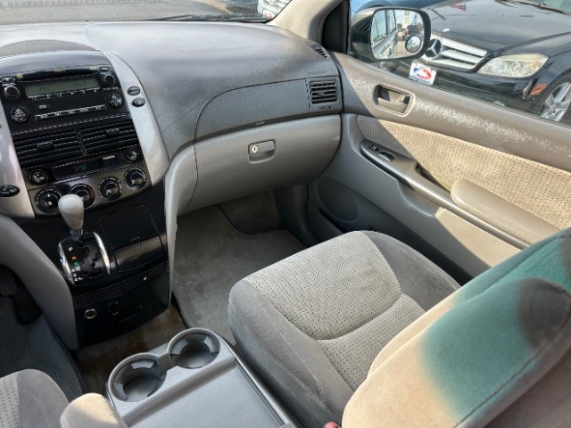 Toyota Sienna Vehicle Full-screen Gallery Image 07