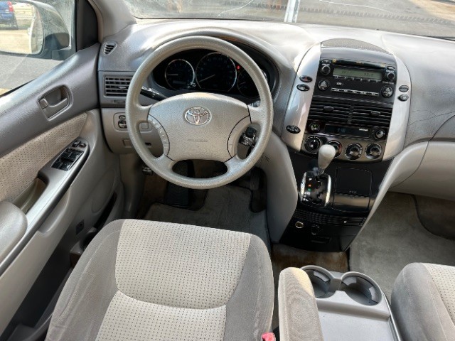 Toyota Sienna Vehicle Full-screen Gallery Image 08