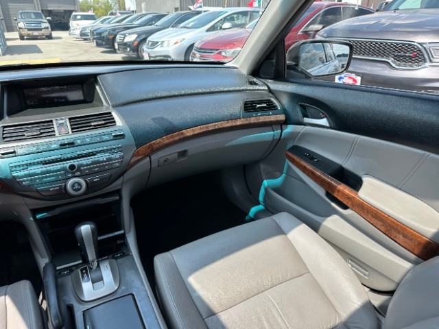 Honda Accord Sedan Vehicle Full-screen Gallery Image 07