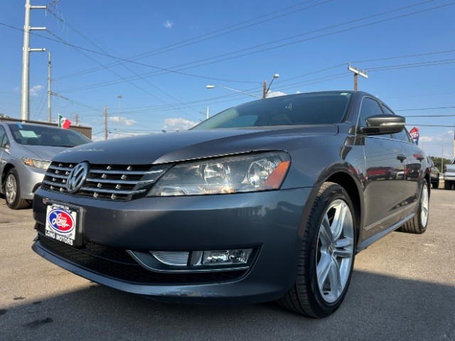 Volkswagen Passat Vehicle Full-screen Gallery Image 02