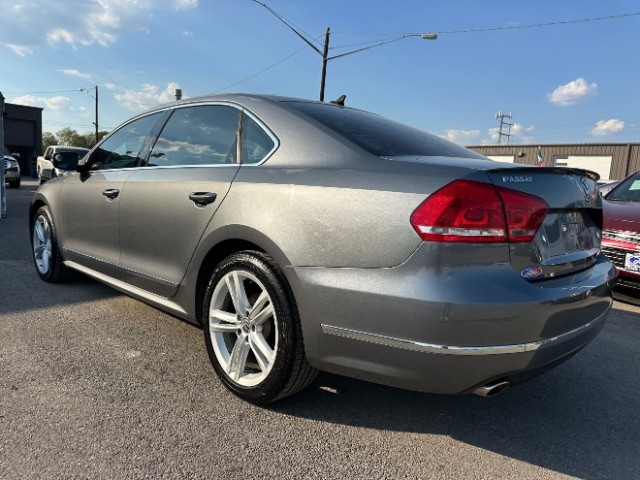 Volkswagen Passat Vehicle Full-screen Gallery Image 05