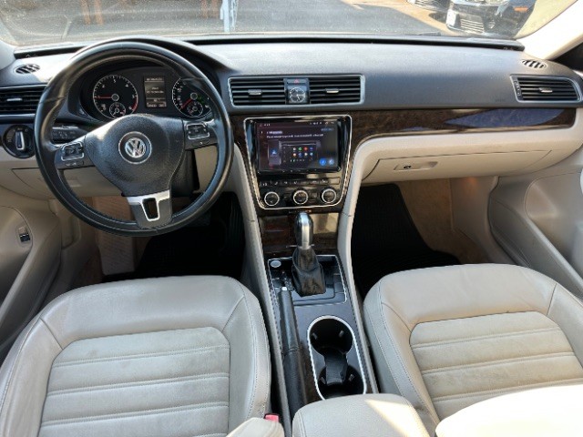 Volkswagen Passat Vehicle Full-screen Gallery Image 06