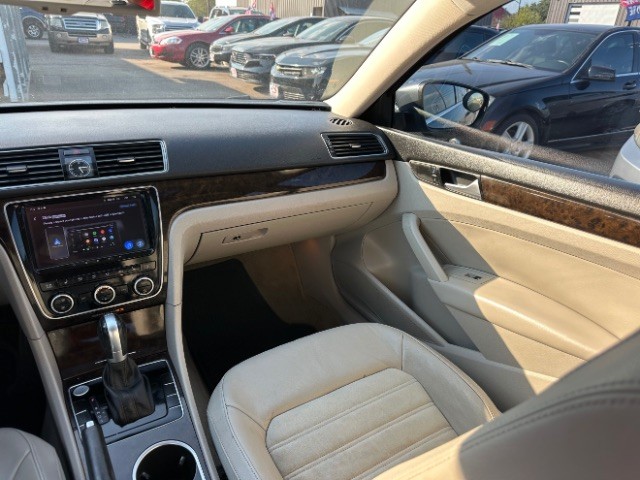 Volkswagen Passat Vehicle Full-screen Gallery Image 07