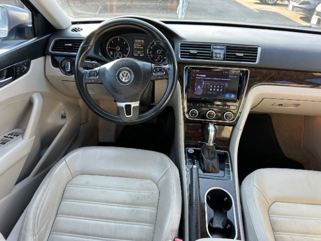 Volkswagen Passat Vehicle Full-screen Gallery Image 08