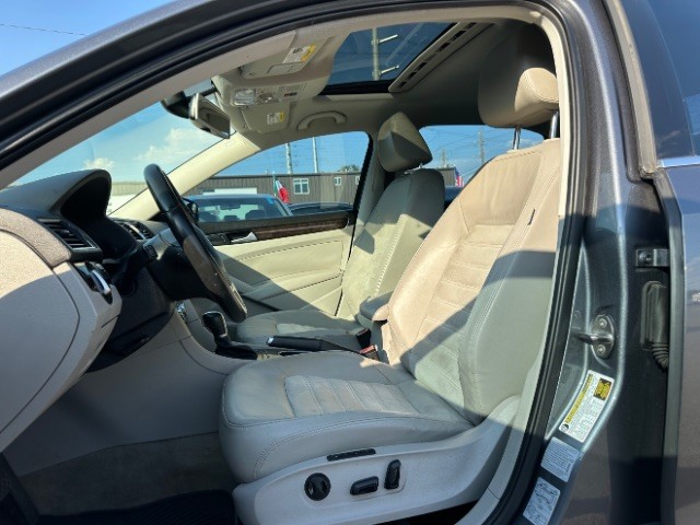 Volkswagen Passat Vehicle Full-screen Gallery Image 11