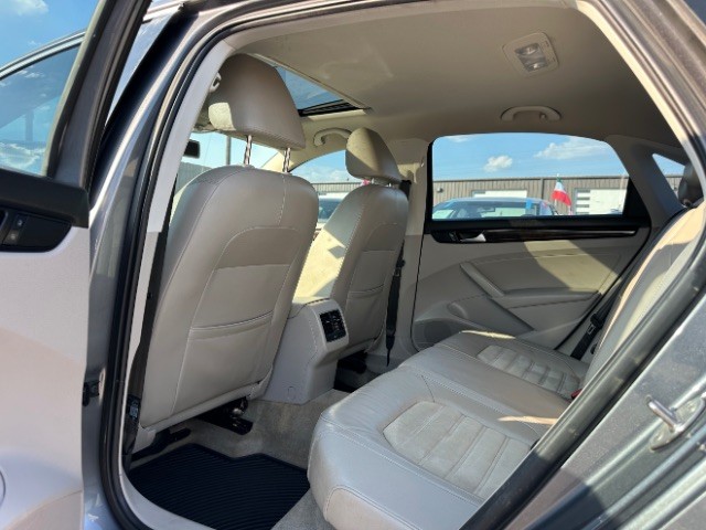 Volkswagen Passat Vehicle Full-screen Gallery Image 13