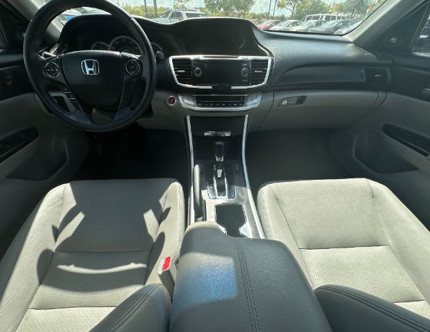 Honda Accord Sedan Vehicle Full-screen Gallery Image 06