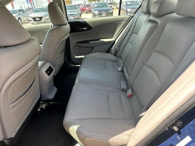 Honda Accord Sedan Vehicle Full-screen Gallery Image 11