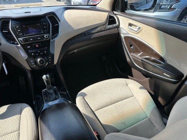 Hyundai Santa Fe Sport Vehicle Full-screen Gallery Image 6