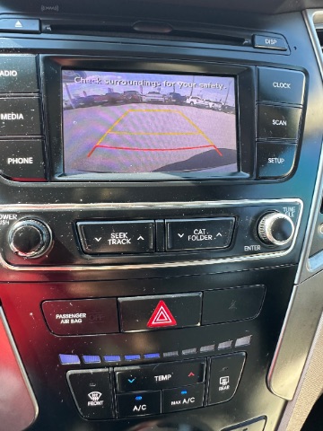 Hyundai Santa Fe Sport Vehicle Full-screen Gallery Image 11