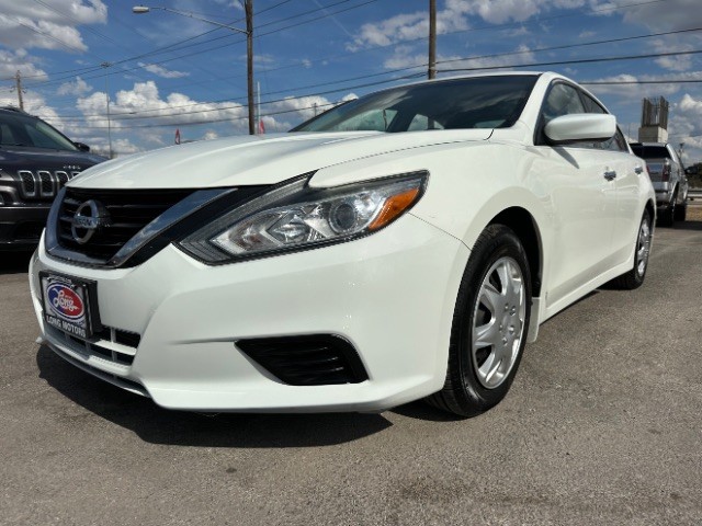 Nissan Altima Vehicle Full-screen Gallery Image 02