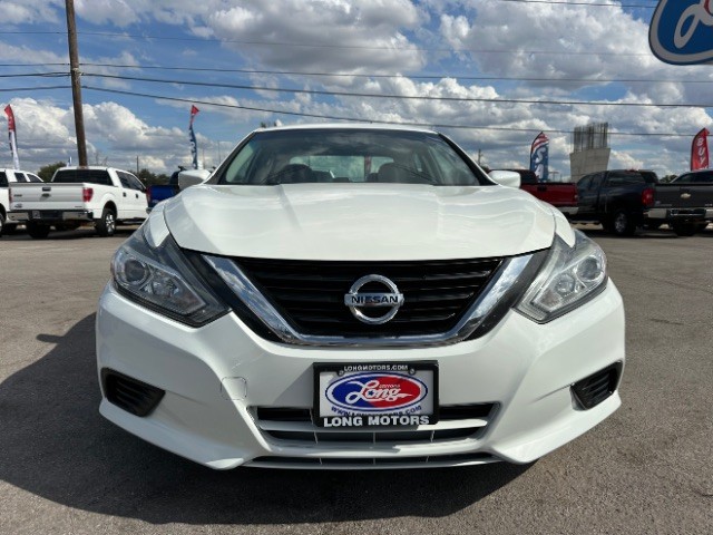 Nissan Altima Vehicle Full-screen Gallery Image 03