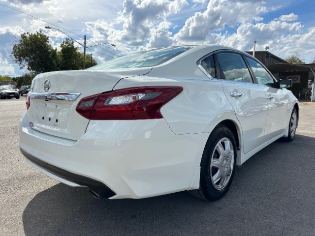 Nissan Altima Vehicle Full-screen Gallery Image 04