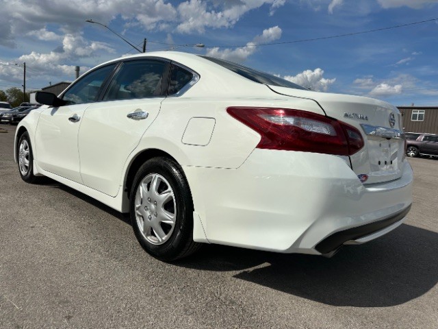 Nissan Altima Vehicle Full-screen Gallery Image 05