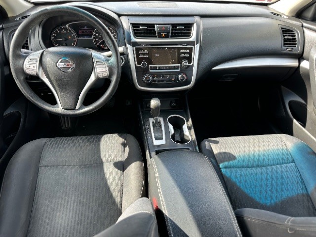 Nissan Altima Vehicle Full-screen Gallery Image 06