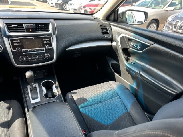 Nissan Altima Vehicle Full-screen Gallery Image 07