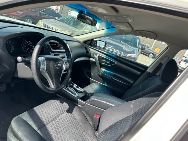 Nissan Altima Vehicle Full-screen Gallery Image 08