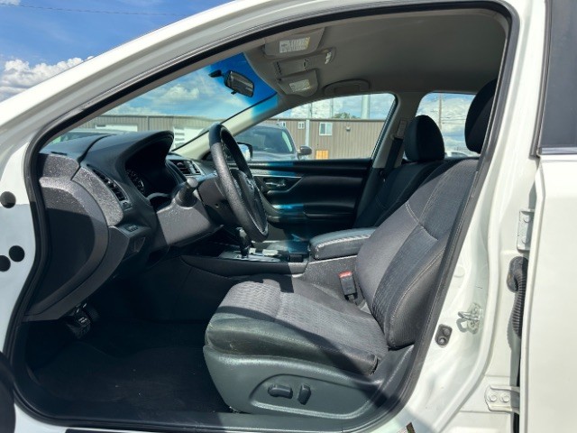 Nissan Altima Vehicle Full-screen Gallery Image 09