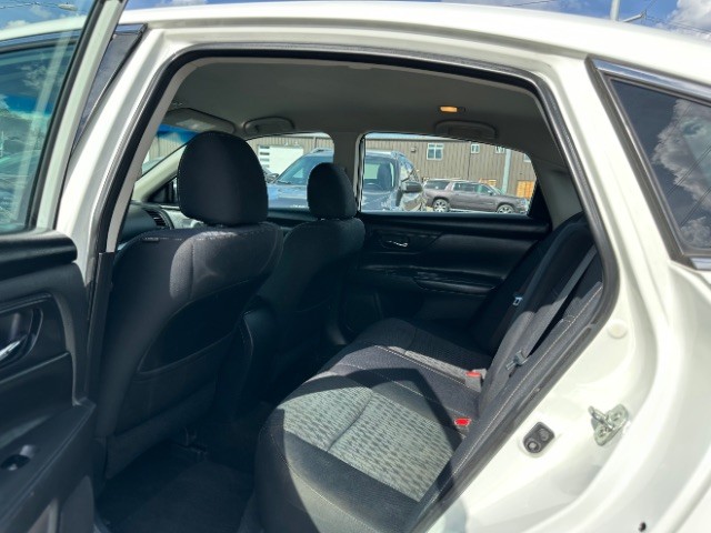 Nissan Altima Vehicle Full-screen Gallery Image 10