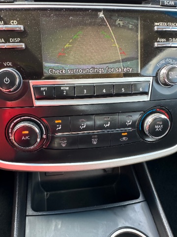 Nissan Altima Vehicle Full-screen Gallery Image 11