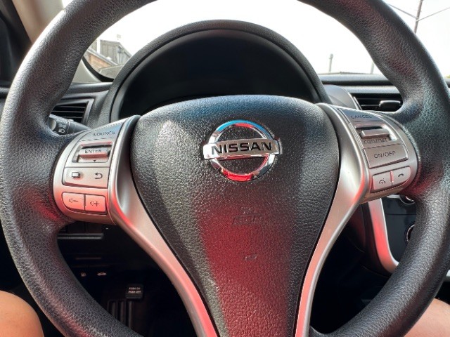 Nissan Altima Vehicle Full-screen Gallery Image 12