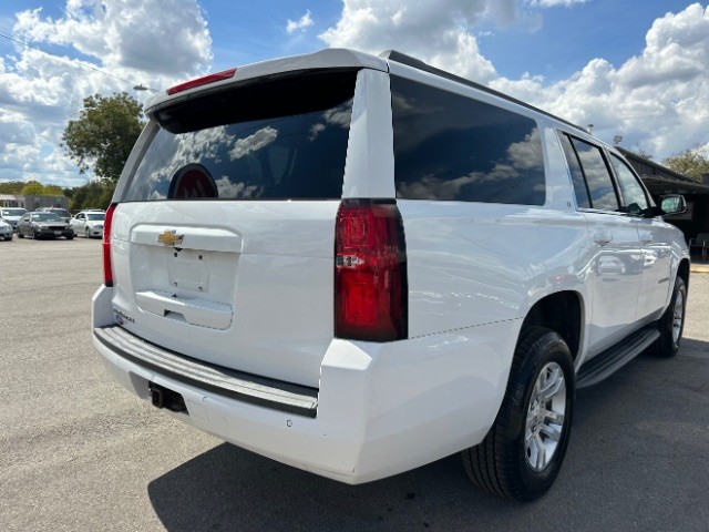 Chevrolet Suburban Vehicle Full-screen Gallery Image 04