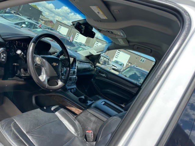 Chevrolet Suburban Vehicle Full-screen Gallery Image 09