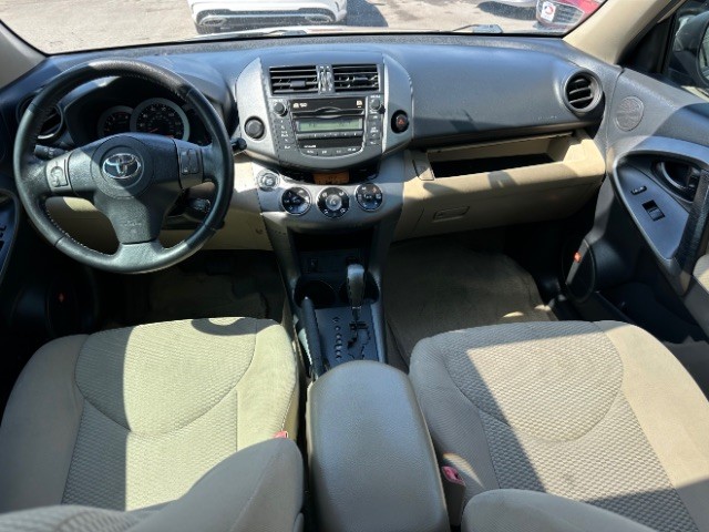 Toyota RAV4 Vehicle Full-screen Gallery Image 06