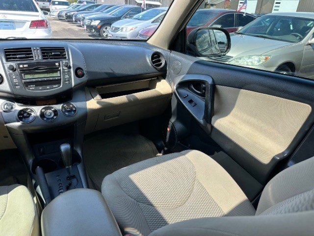 Toyota RAV4 Vehicle Full-screen Gallery Image 07