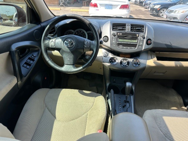 Toyota RAV4 Vehicle Full-screen Gallery Image 08