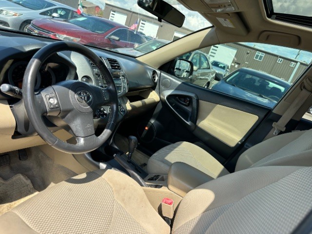 Toyota RAV4 Vehicle Full-screen Gallery Image 09