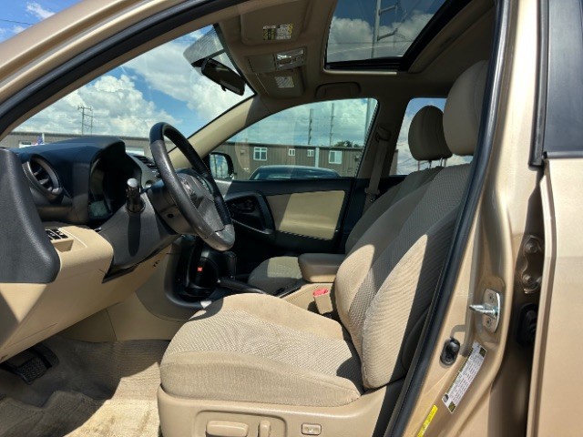 Toyota RAV4 Vehicle Full-screen Gallery Image 10