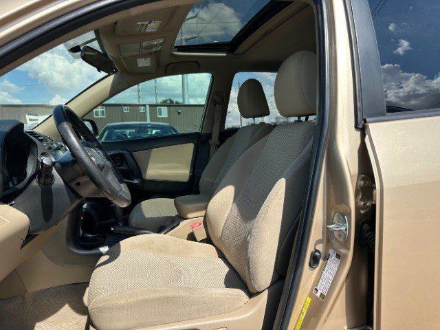 Toyota RAV4 Vehicle Full-screen Gallery Image 11