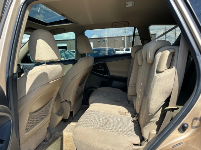 Toyota RAV4 Vehicle Full-screen Gallery Image 12