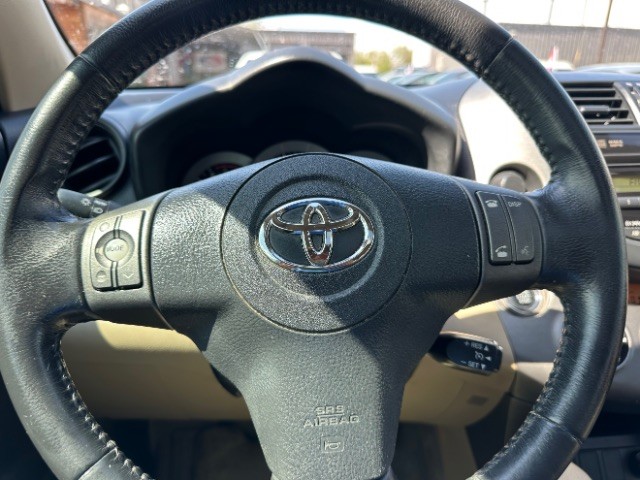 Toyota RAV4 Vehicle Full-screen Gallery Image 15