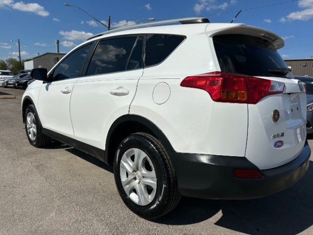 Toyota RAV4 Vehicle Full-screen Gallery Image 05