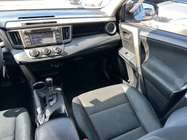 Toyota RAV4 Vehicle Full-screen Gallery Image 07