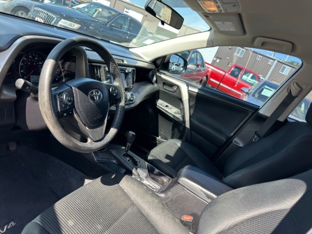 Toyota RAV4 Vehicle Full-screen Gallery Image 09