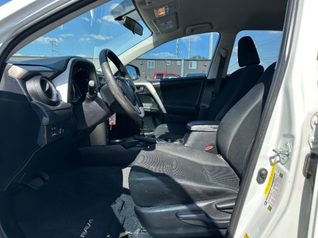 Toyota RAV4 Vehicle Full-screen Gallery Image 10