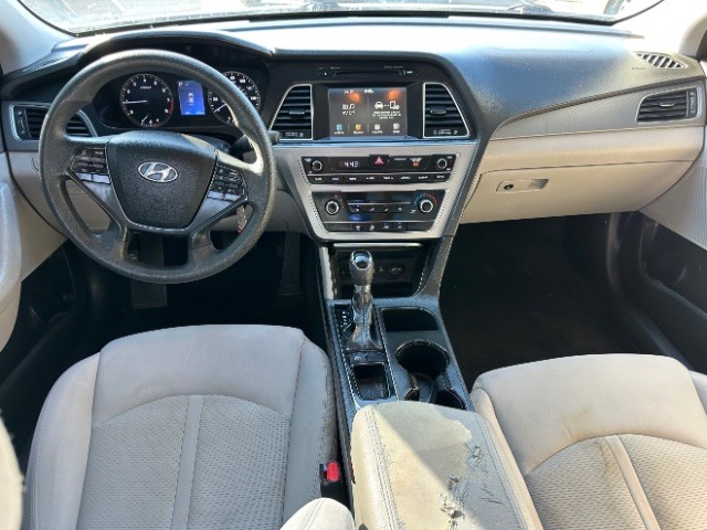 Hyundai Sonata Vehicle Full-screen Gallery Image 06