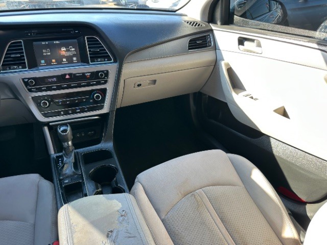 Hyundai Sonata Vehicle Full-screen Gallery Image 07