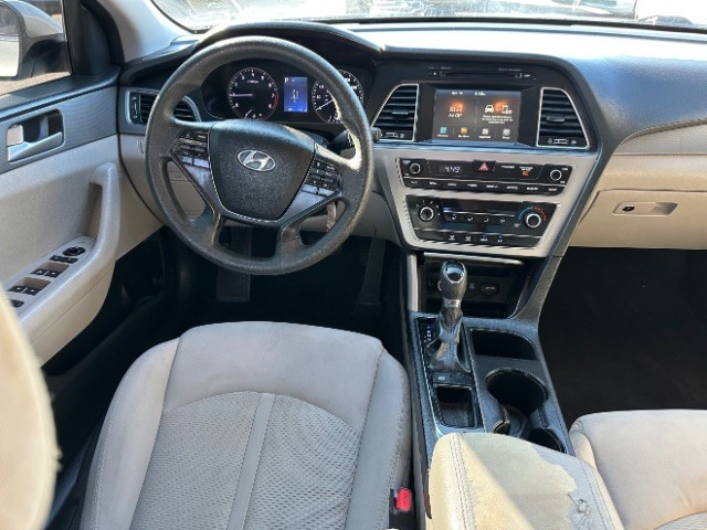Hyundai Sonata Vehicle Full-screen Gallery Image 08