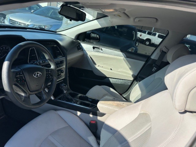 Hyundai Sonata Vehicle Full-screen Gallery Image 09